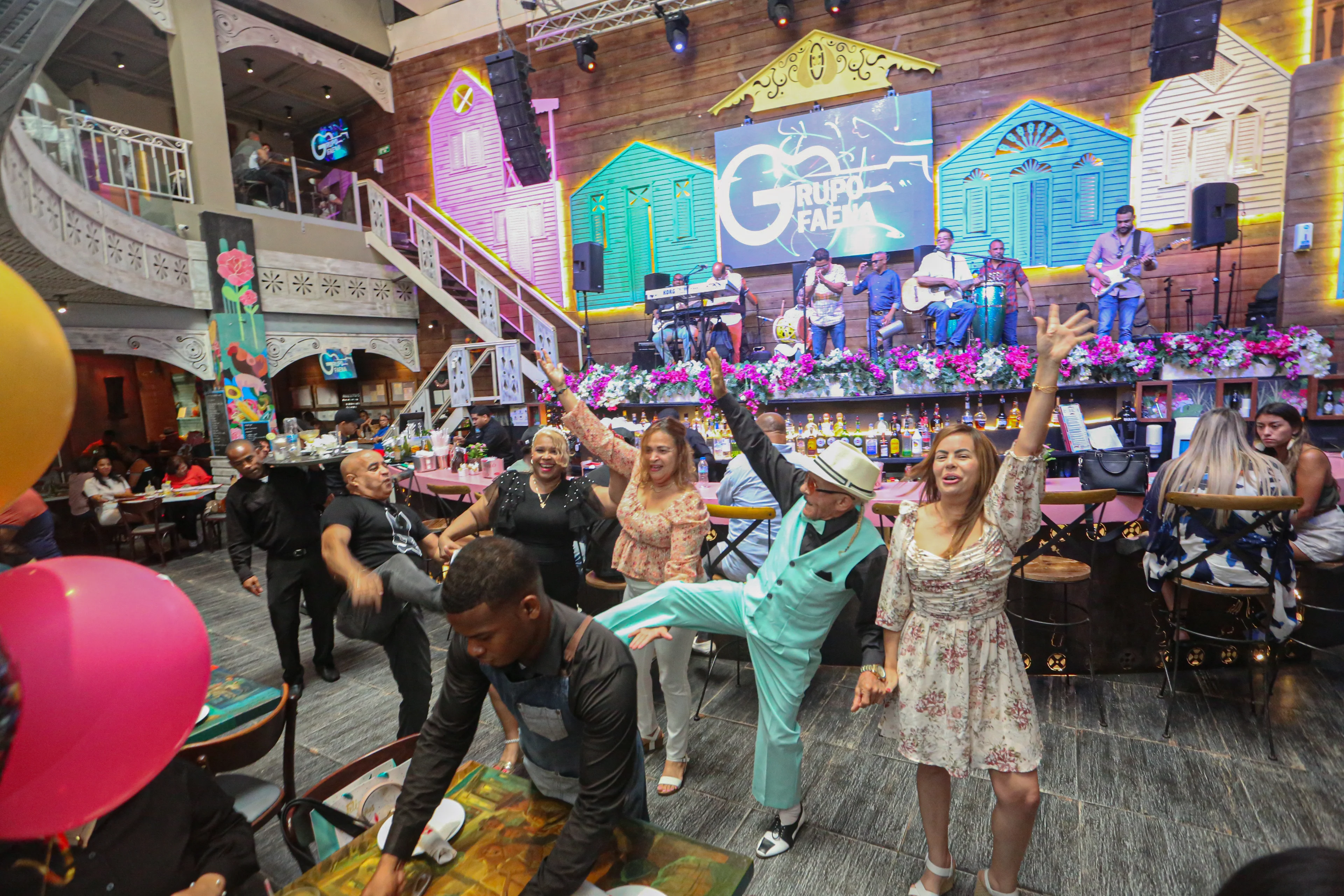 Ambiente festivo con música en vivo en JALAO