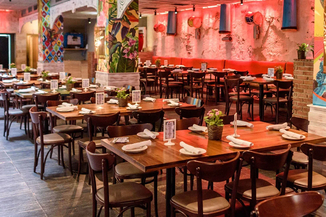 Salón con murales de JALAO